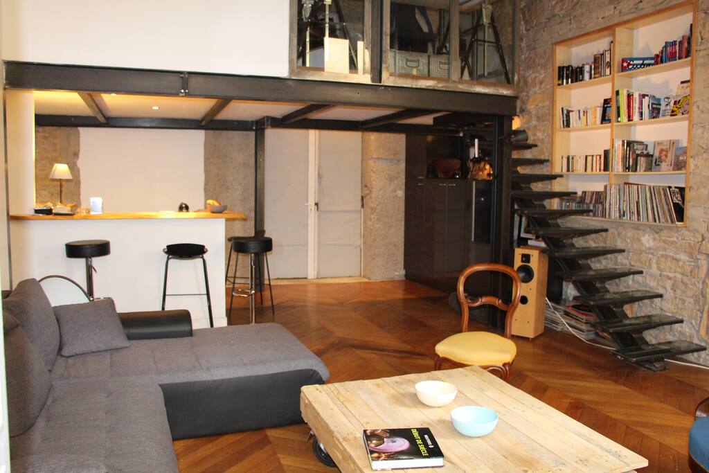 Le grand salon avec sa verrière industrielle