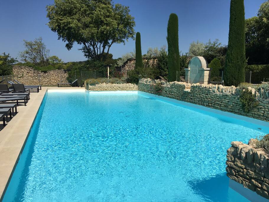 La piscine partagée (17m x 9m)