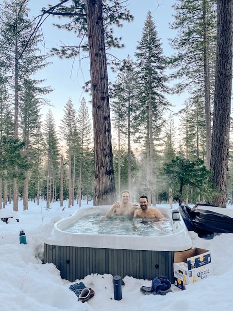 The Plaid Haus | Hottub • Firepit •Theatre • Dogs