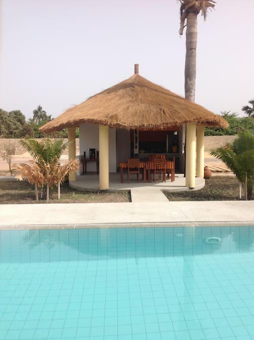 Cuisine au bord de la piscine