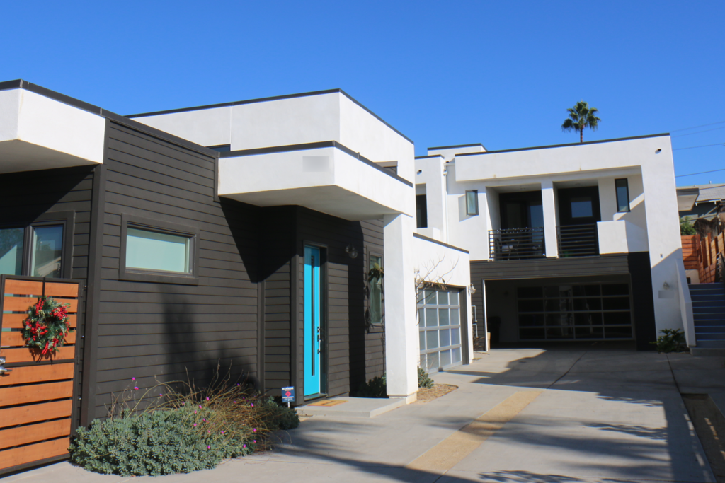 High tech & modern SD living!