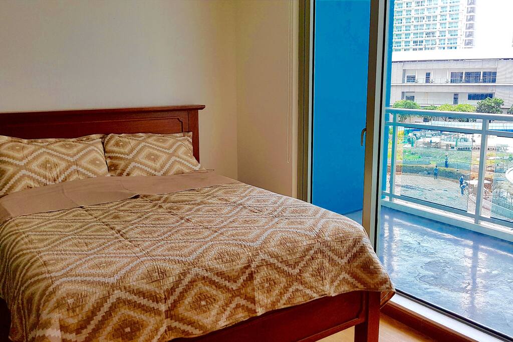 Queen size bed with Uratex Foam senso memory. Beach view.