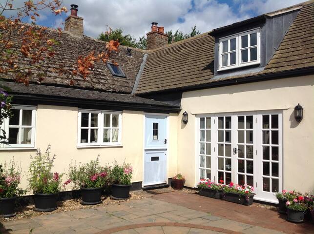 17 Century Cottage, lovingly restored. Double bed