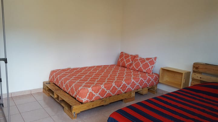 Საძინებელი 2 პირველ სართულზე. Მას აქვს ორადგილიანი საწოლი და ერთადგილიანი საწოლი, ასევე ანა, რომელიც შეგიძლიათ გამოიყენოთ როგორც კარადა და ხის ყუთი, რომელიც შეგიძლიათ გამოიყენოთ, როგორც ბიურო, კონდიცირება თქვენი საძინებელი თქვენ ნახავთ გულშემატკივართა ხელმისაწვდომია.