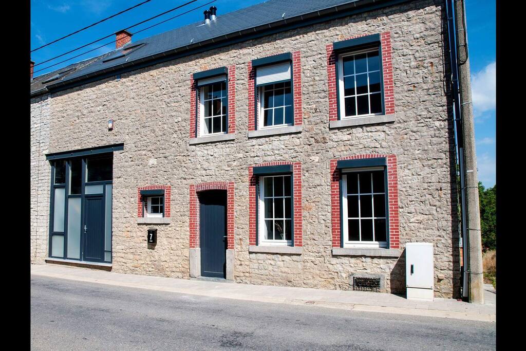 Il s'agit de 2 gîtes attenants (le Petit Gîte et le Grand Gîte) loués ensemble et communiquant par une grande baie entre les salles à manger.