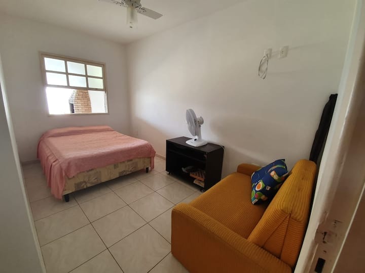 Suite 01 - Está en la planta baja. Habitación con una cama doble + sofá cama y baño.