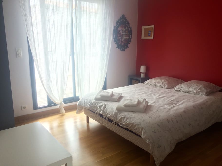 Chambre spacieuse, donnant sur une terrasse