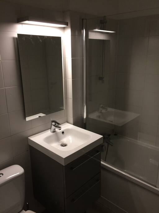 Salle de bain avec baignoire