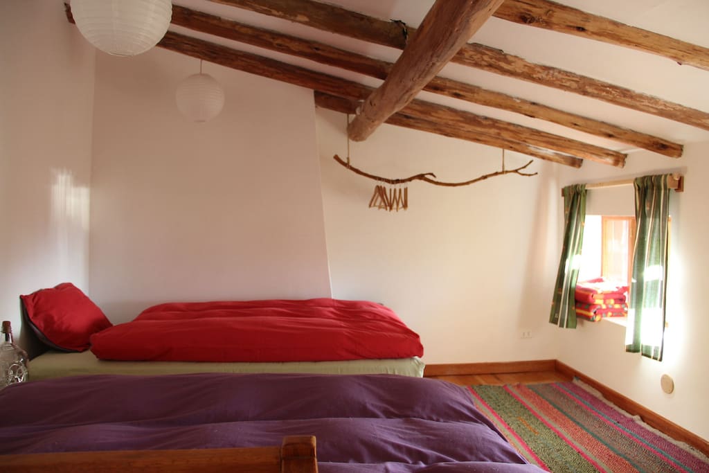 Dormitorio con 2 camas y edredones de plumas.