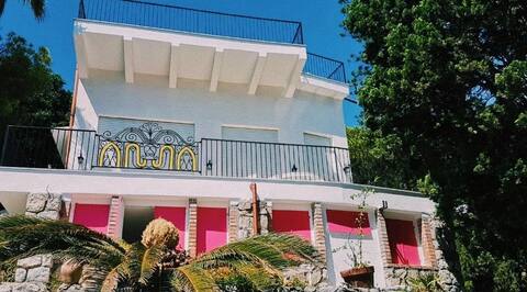 Detached villa with pool and access to the sea