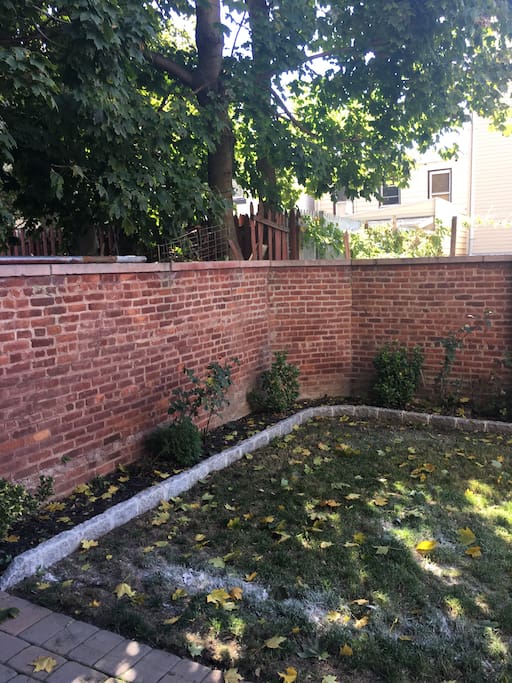 Fully fenced/walled private yard