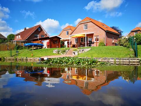 Friesenhaus on the water with fireplace, sauna, boat