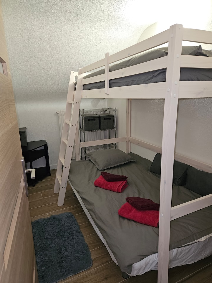 1 Schlafzimmer , 2 Betten
1 Bett 120x200
1 Bett 90x200