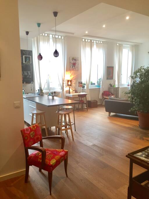 Loft lumineux orienté ouest et salon/cuisine éclairé par 4 fenêtres