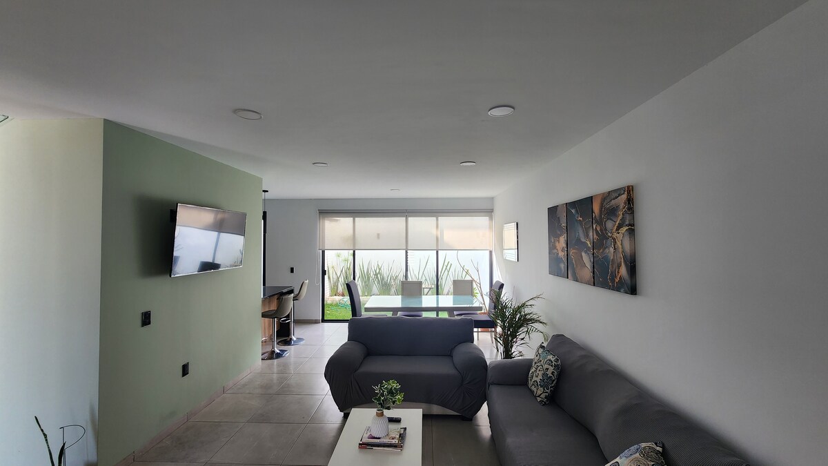 Top Airbnb: House with a private pool and gym. in San Isidro Miranda