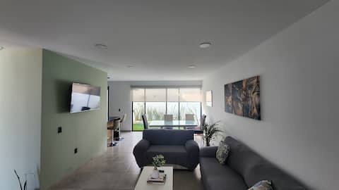 Top Airbnb: House with a private pool and gym. in San Isidro Miranda