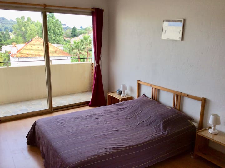 Habitación que se abre al balcón sin roscas.