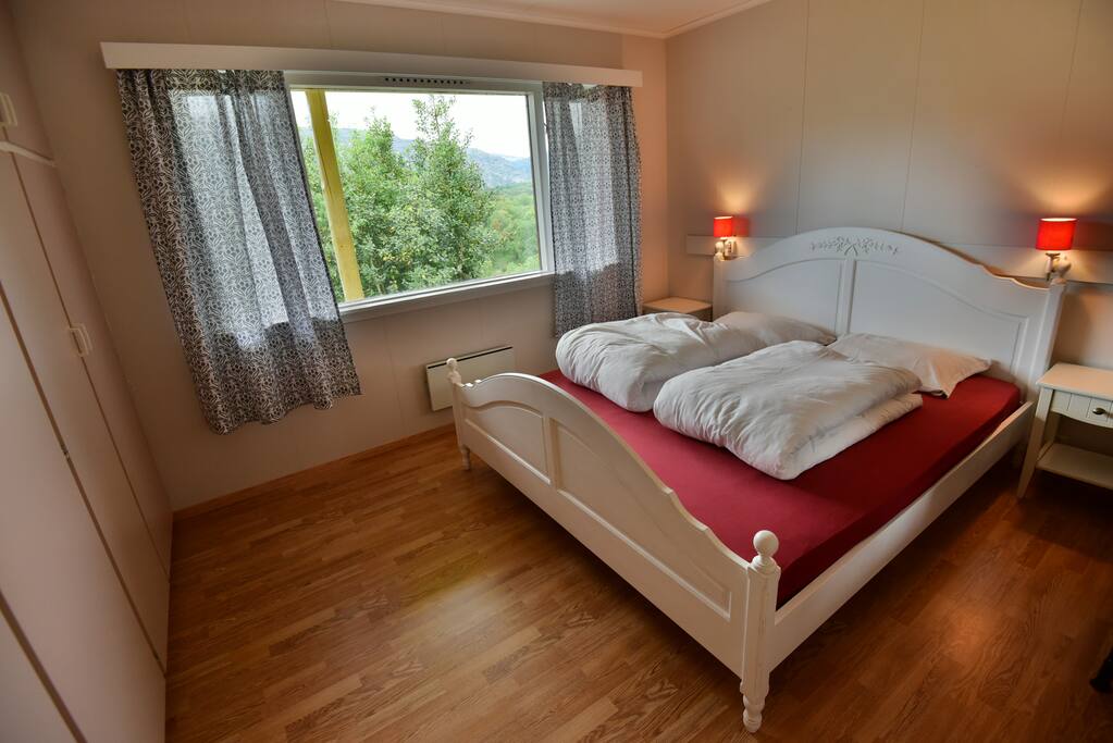 Soverom 1 Master Bedroom (180x200cm seng)