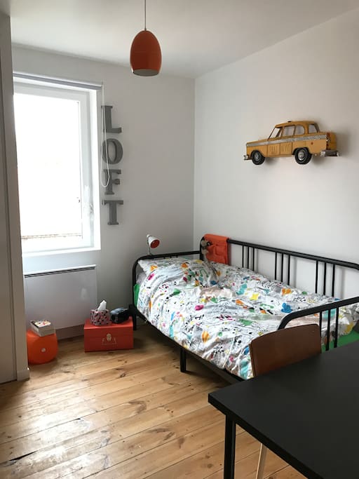 Chambre avec lit de 80 x 200 cm avec possibilité de doubler sa surface soit 160 x 200 cm. Esprit loft et indus, petits et grands seront ravies par son couchage confortable, spacieux et par la tranquillité des lieux.