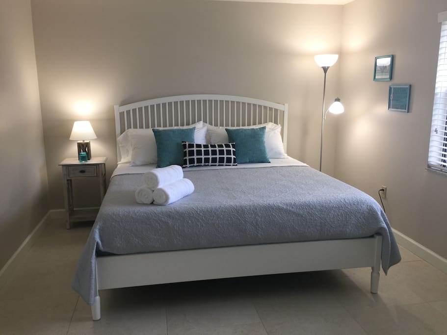 King size bed with Memory Foam Mattress