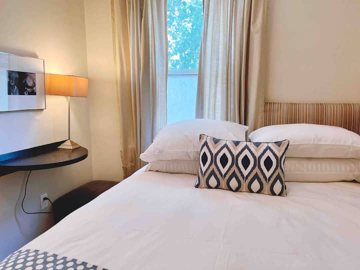 Спалня за гости с матрак с двоен размер