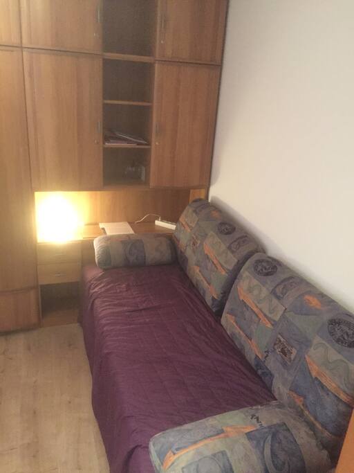 Hierunter versteckt sich das 2 m lange Bett.