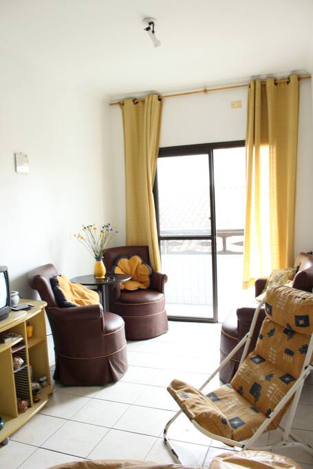 Sala, ambiente espaçoso, com puff