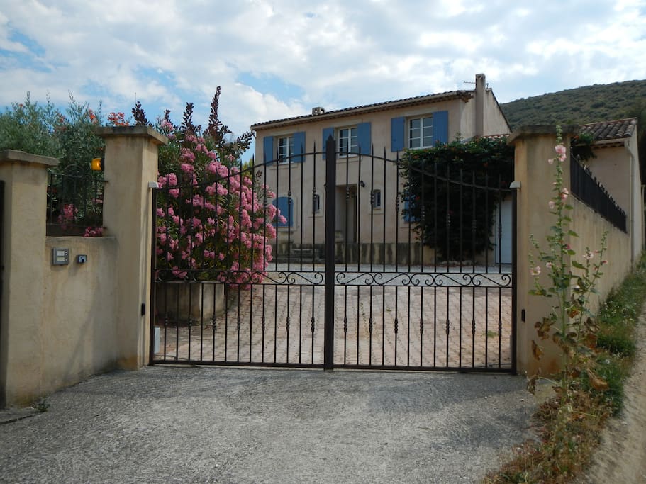 Entrée sécurisée, portail automatique et terrain de 1500m2 clos.