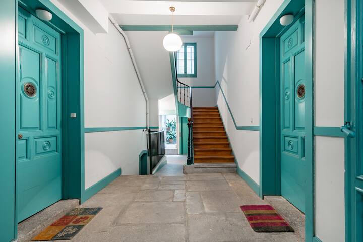 Charming Rustic-Chic Apartment Close to Historic Sites gallery image 3