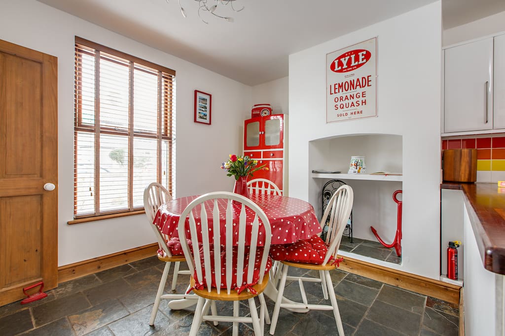 Bright and Cheerful Kitchen Diner