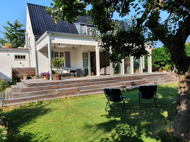 Fantastic villa with huge garden in quiet area