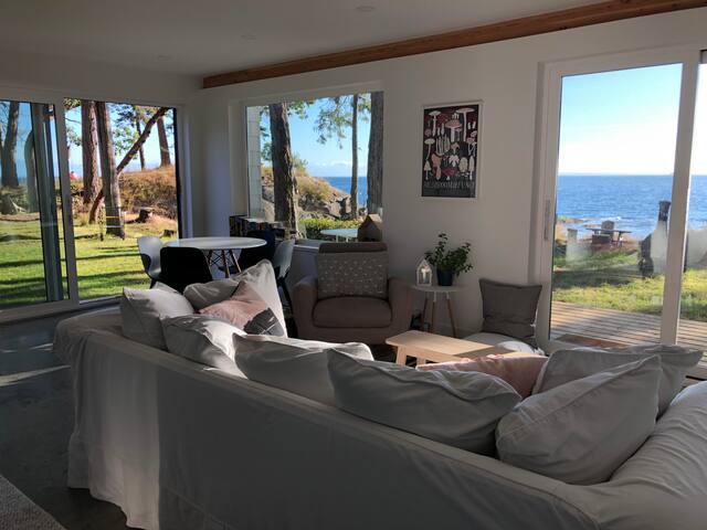 SALT Oceanfront Cottage! gallery image 2