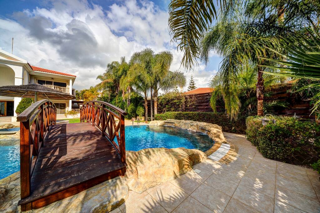 Swimming pool bridge
