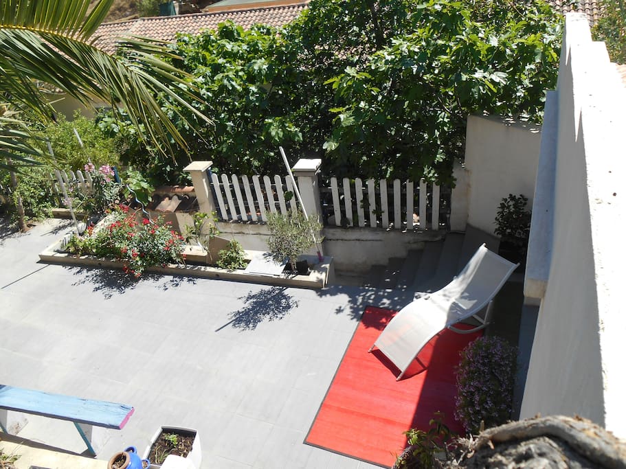 depuis la terrasse, vue sur la colline et entre les arbres, la mer
