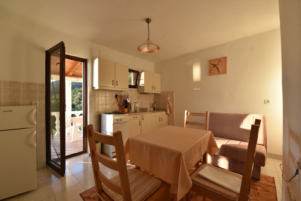 kitchen/dinning room area