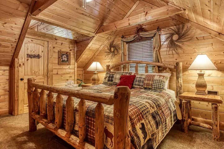 غرفة نوم بسرير كبير في الطابق العلوي 5