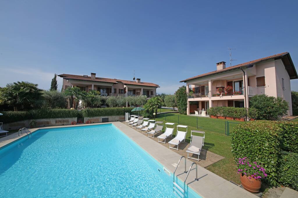 Piscina e solarium a La Corte degli Olivi