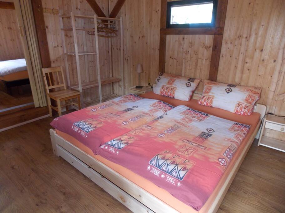 Grand lit avec matelas 180 x 200 cm.