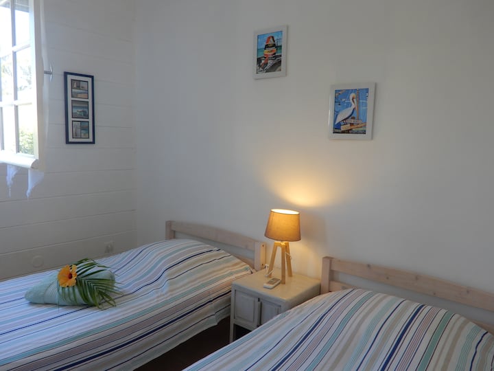 Kati i parë - dhoma e gjumit 3 (10m2) - e pajisur me 90 krevate dopio që mund të mblidhen së bashku. dollap