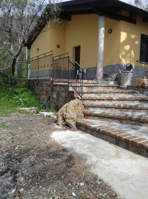 Entrata indipendenel con terrazza immersa nel verde e vista mare, parcheggio auto e volendo prenotare parcheggio auto difronte al mare GRATIS su richiesta.