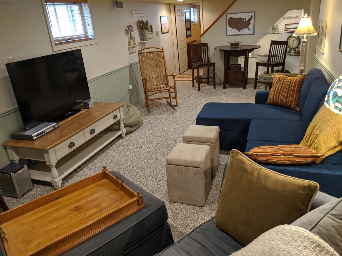 Zeer schone en comfortabele eigen ingang en suite met ruime slaapkamer, aparte familiekamer, gloednieuwe chase-bank, volledige douche/bad, grote HDTV met LED, wifi voor gasten en vele andere 'extra' s '.  Geweldig voor 1-7 gasten en huisdieren.  Bijna alles!