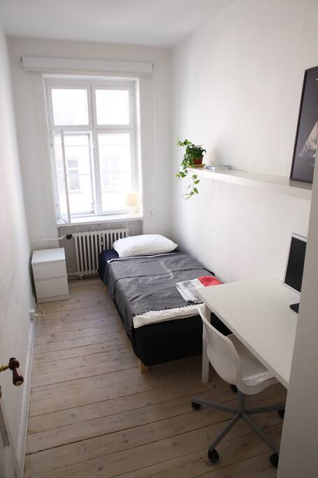The room has a single bed (90cm box mattress), a desk and a 50cm wide closet for your stuff..