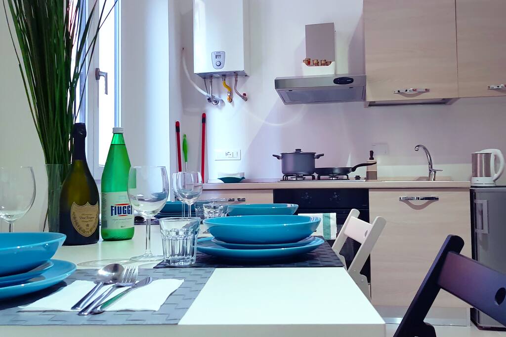 Tavolo da pranzo per 2, espandibile fino a 4 persone. Comodo anche come tavolo da lavoro.