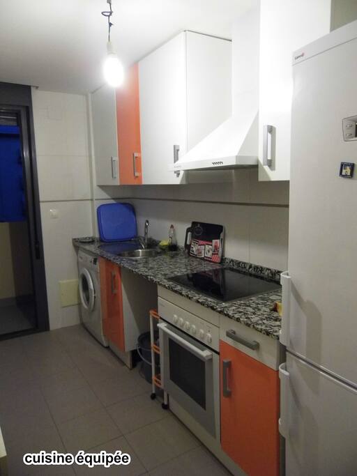 cuisine équipé, four plaque vitro ,micro onde ,cafetière tassimo, machine à laver le linge , balcon