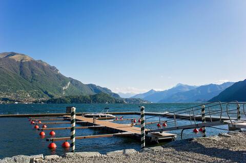 Lake-front with private beach, pool & boat mooring