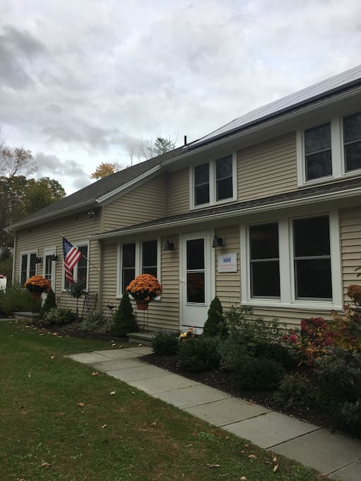 Bed and Breakfast Front walk