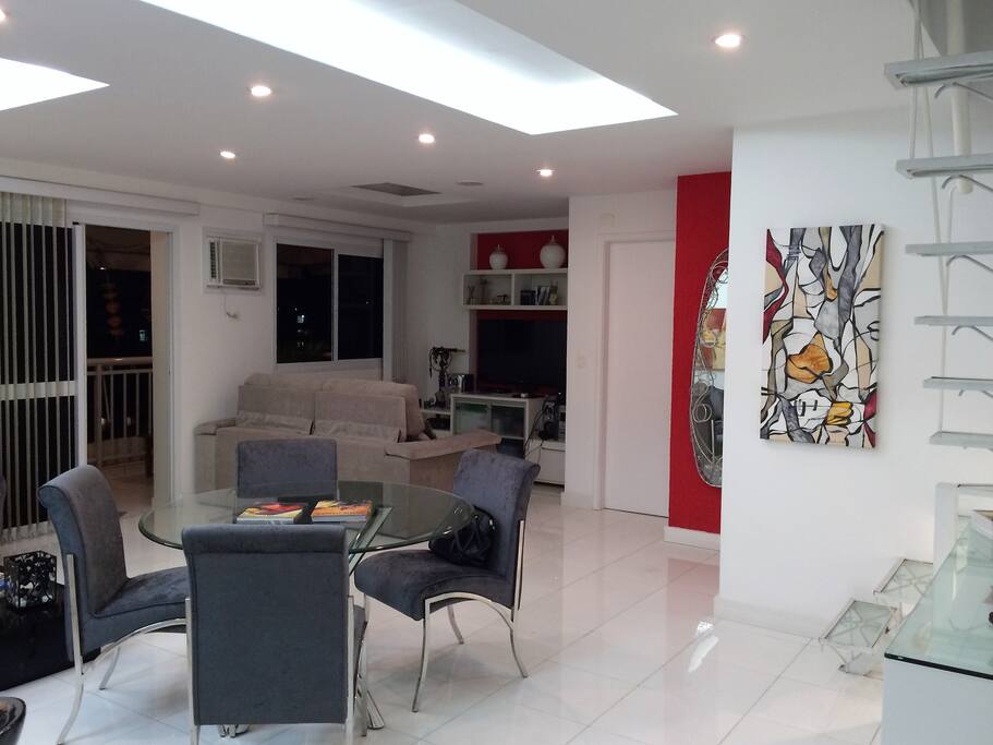 Sala ampla e iluminada