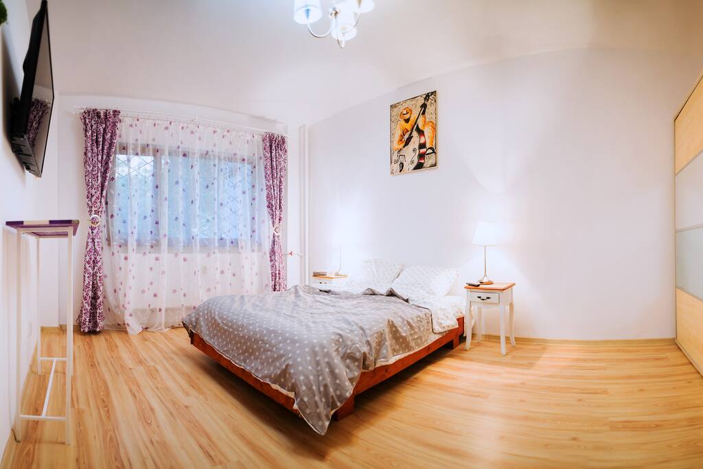"wide room"