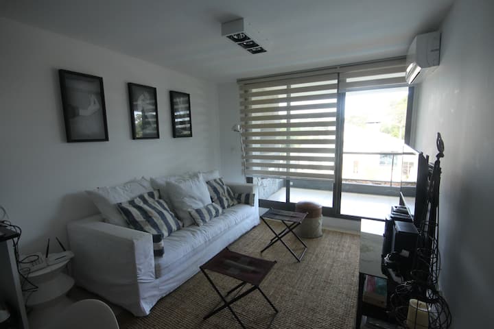 Confortable living con aire acondicionado frío/calor y smart TV con servicio de cable §§ Comfortable living room with air conditioning (hot&cold) and smart TV with cable service