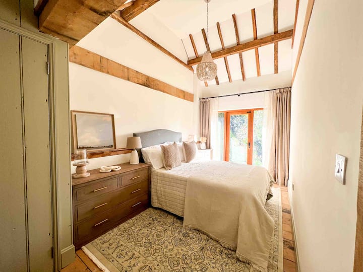 Coach house, pool, wood fired hot tub, games room Houses for Rent in Burwash, England, United